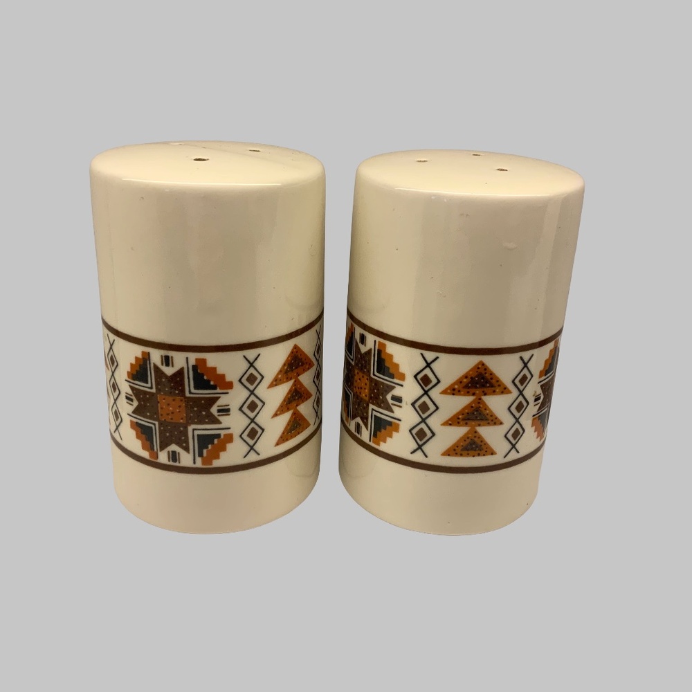 Salt and pepper shakers. Vintage Japanese ceramics, 70s-80s